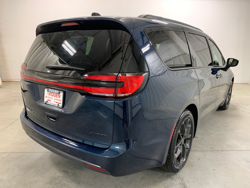 Used 2025 Chrysler Pacifica Limited FWD image 9