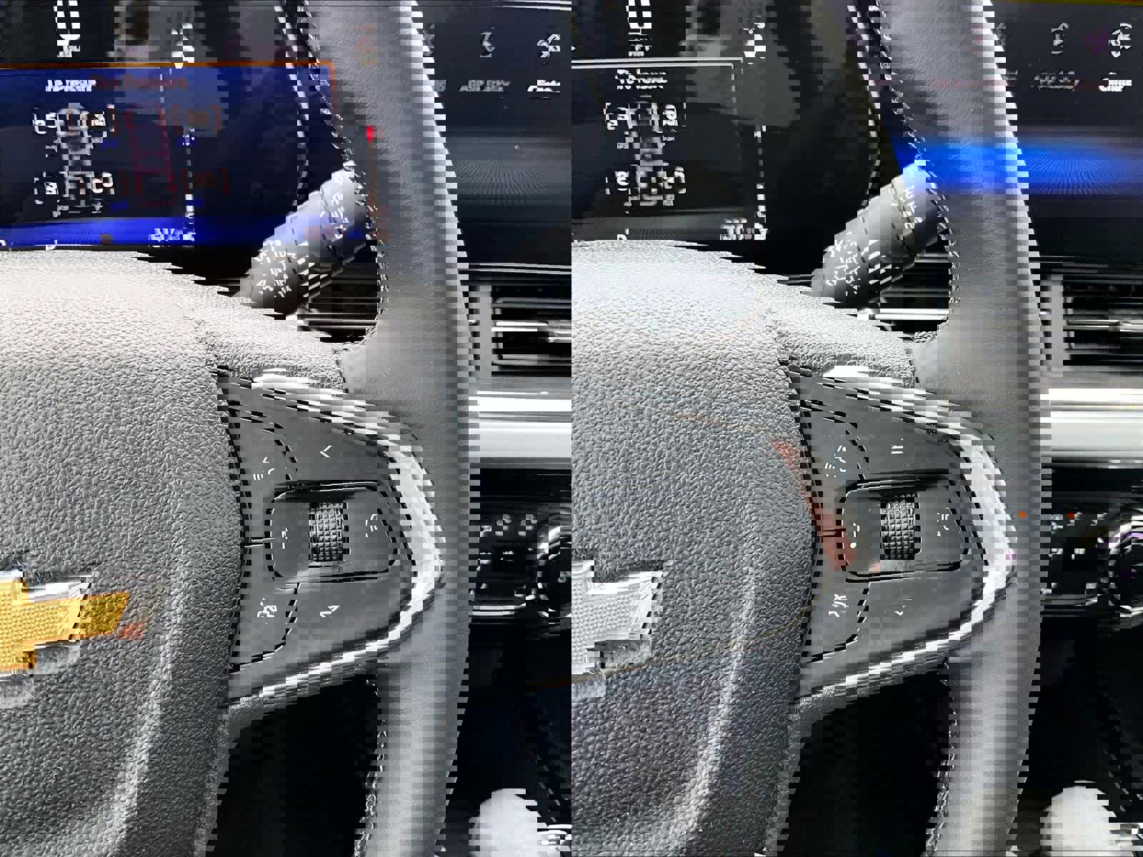 Used 2025 Chevrolet Trax LT w/ LT Convenience Package image 23