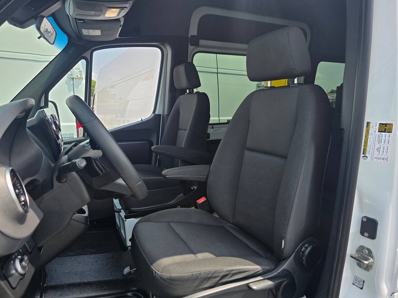 Used 2025 Mercedes-Benz Sprinter 2500 image 11