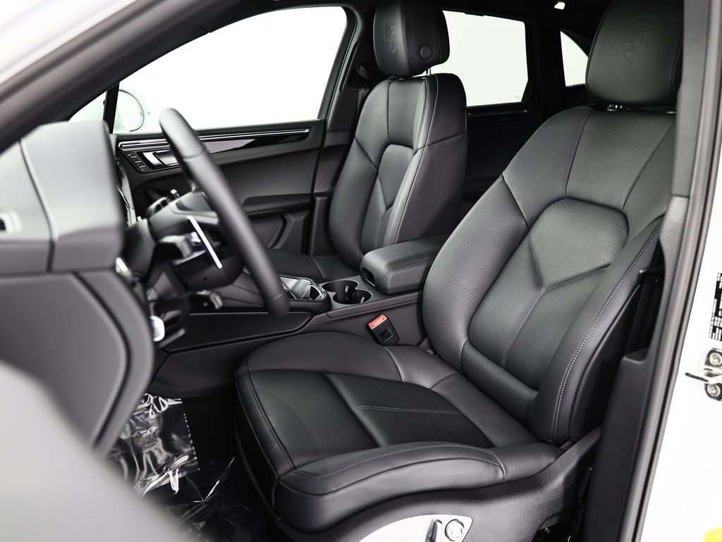 New 2026 Porsche Macan AWD/4WD image 5