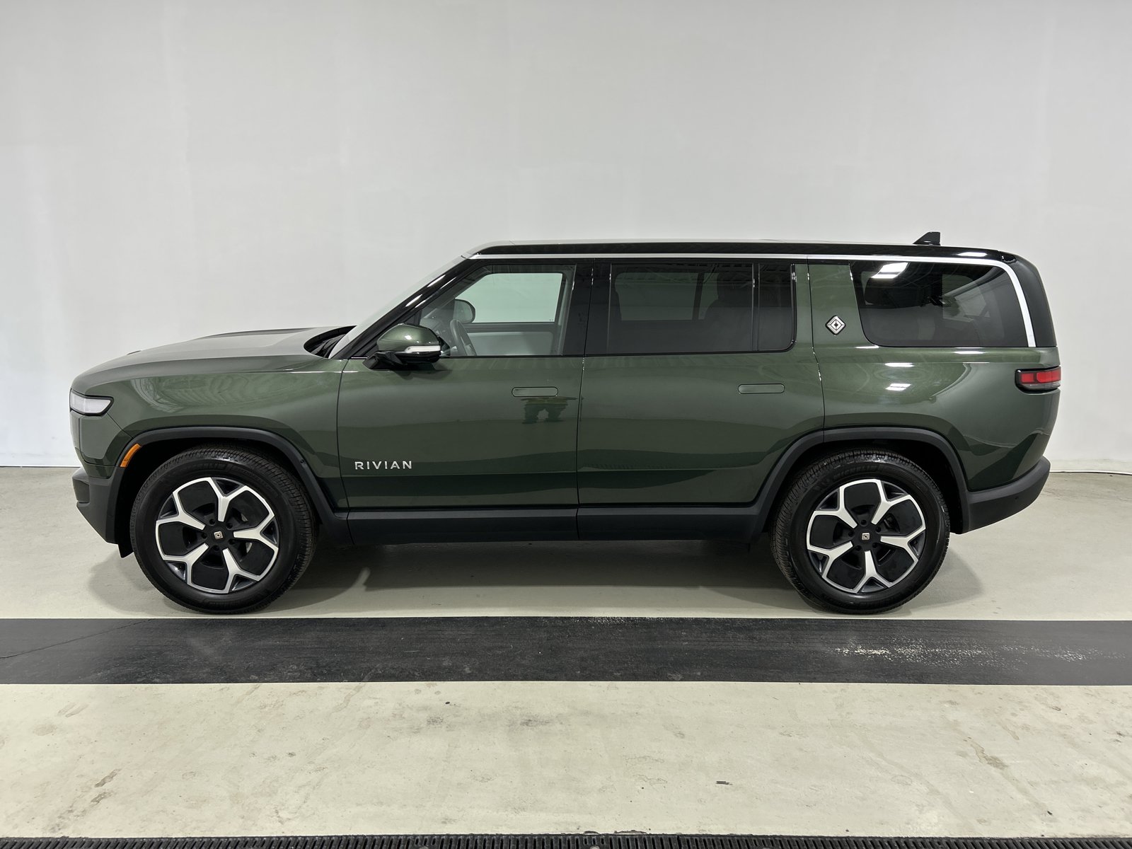 Used 2024 Rivian R1S Adventure AWD/4WD image 2