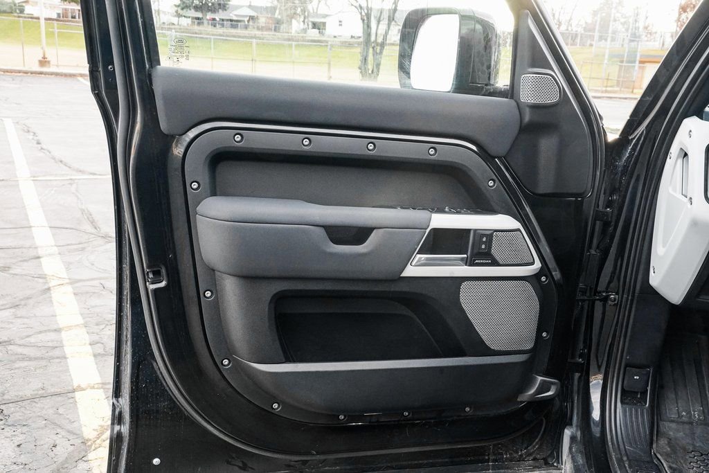 Used 2023 Land Rover Defender 130 X-Dynamic SE image 9