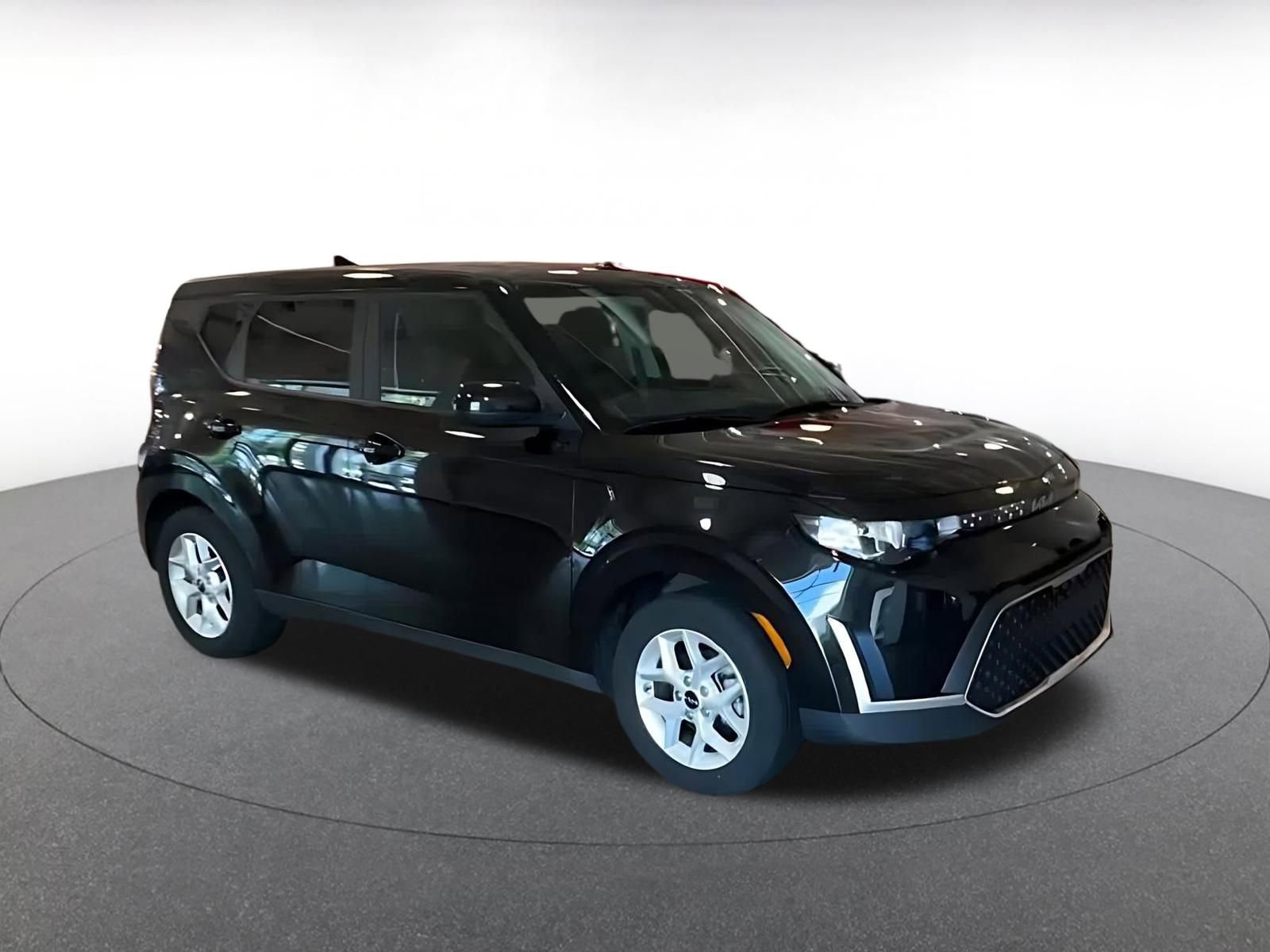 Used 2025 Kia Soul LX w/ LX Technology Package FWD image 2