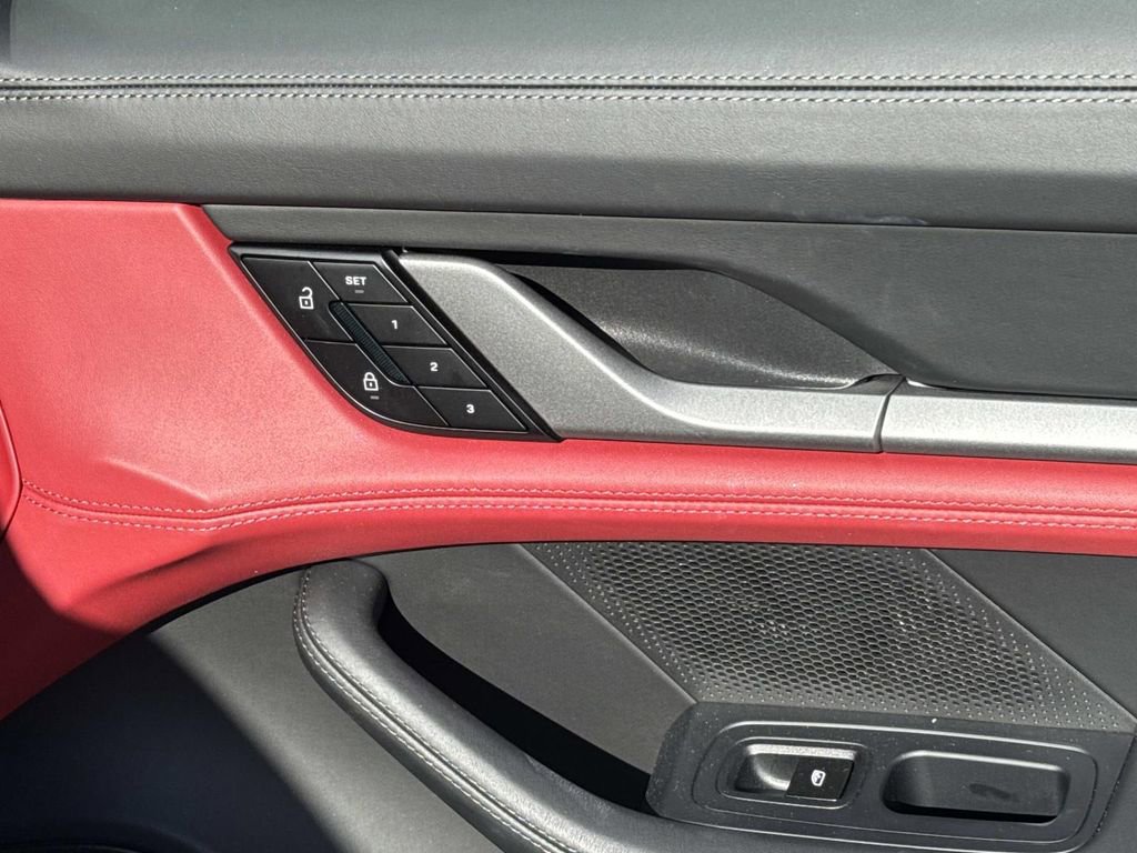 Used 2025 Porsche Taycan image 19