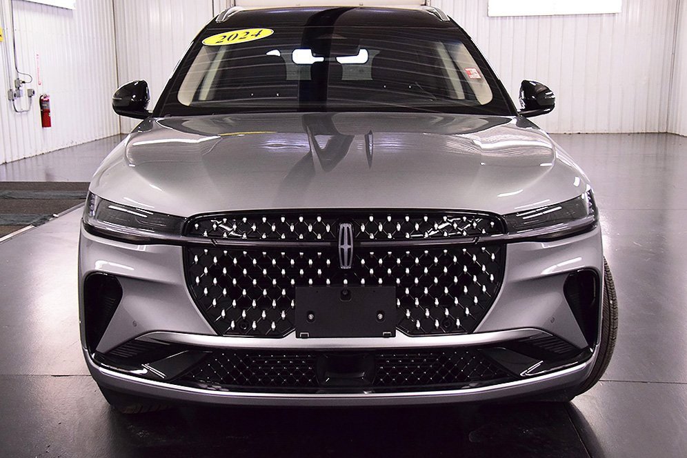 Used 2024 Lincoln Nautilus Reserve image 2