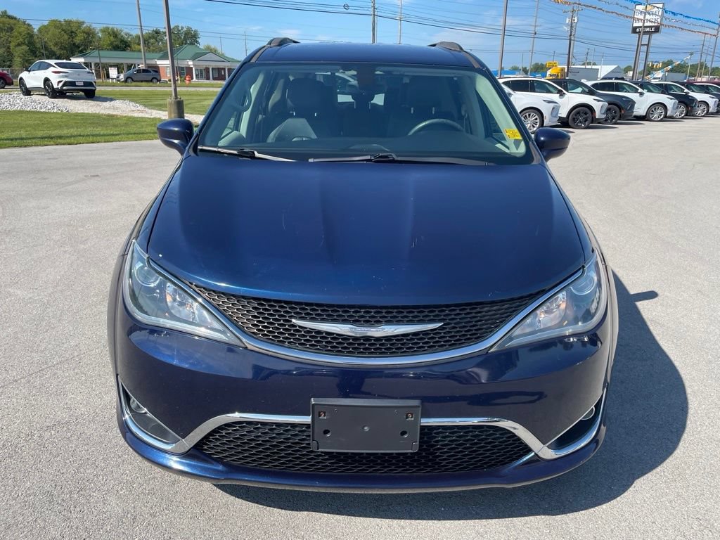 Used 2017 Chrysler Pacifica Touring-L FWD image 2