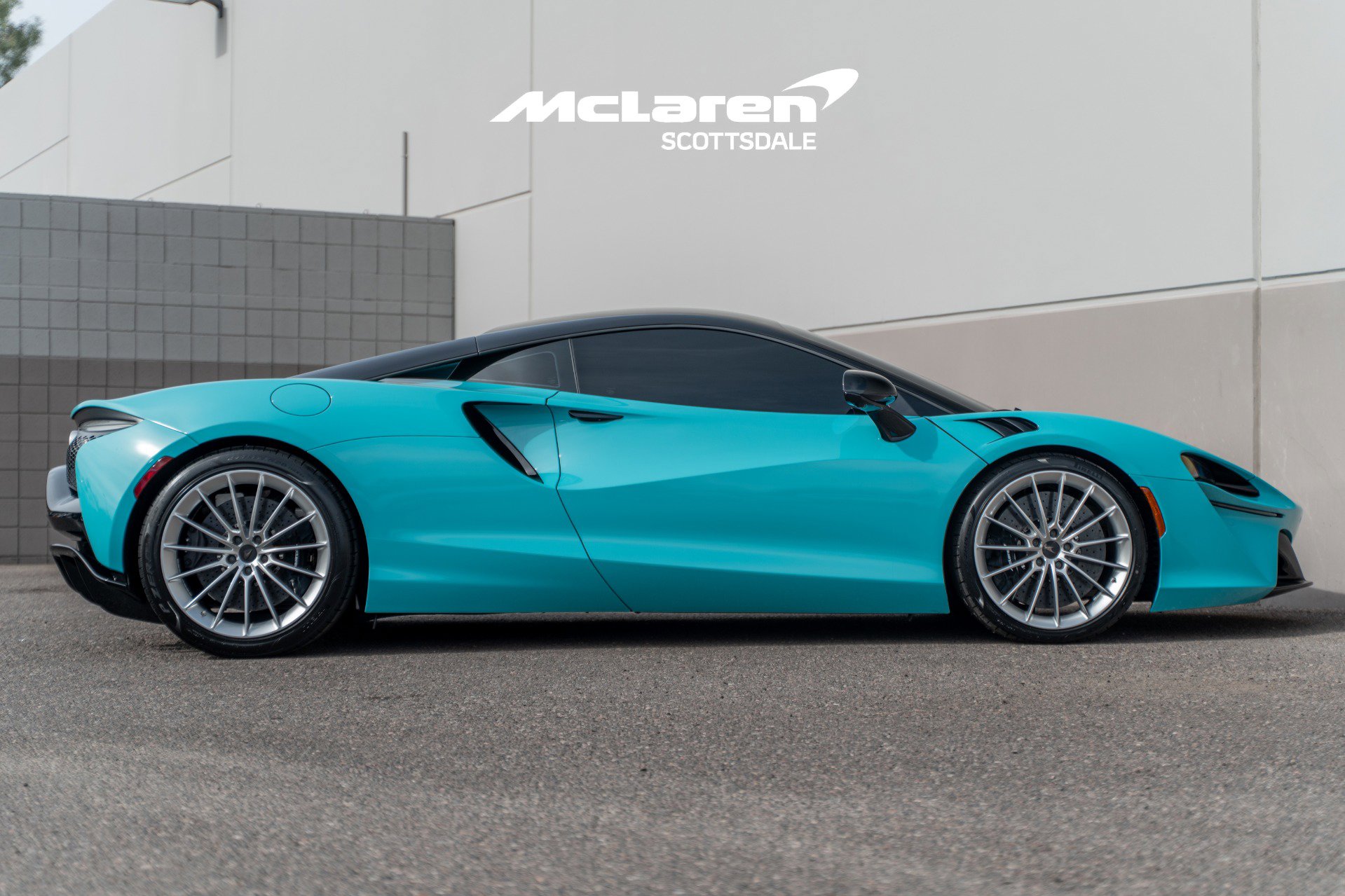 Used 2025 McLaren Artura image 8