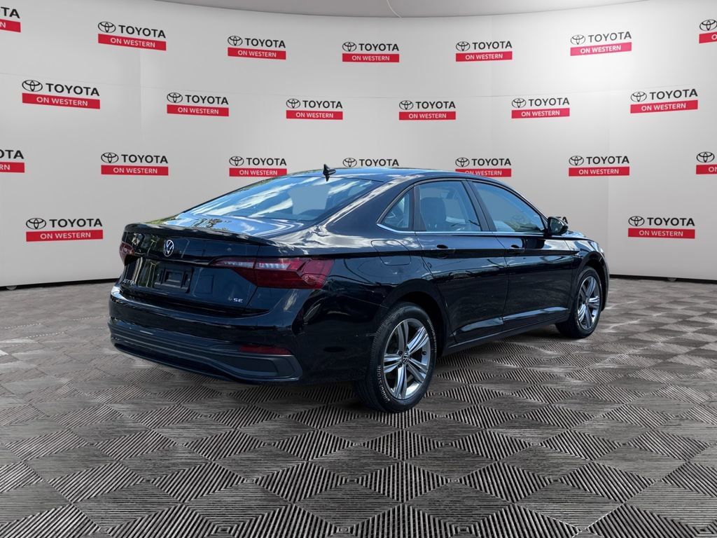 Used 2024 Volkswagen Jetta SE FWD image 5
