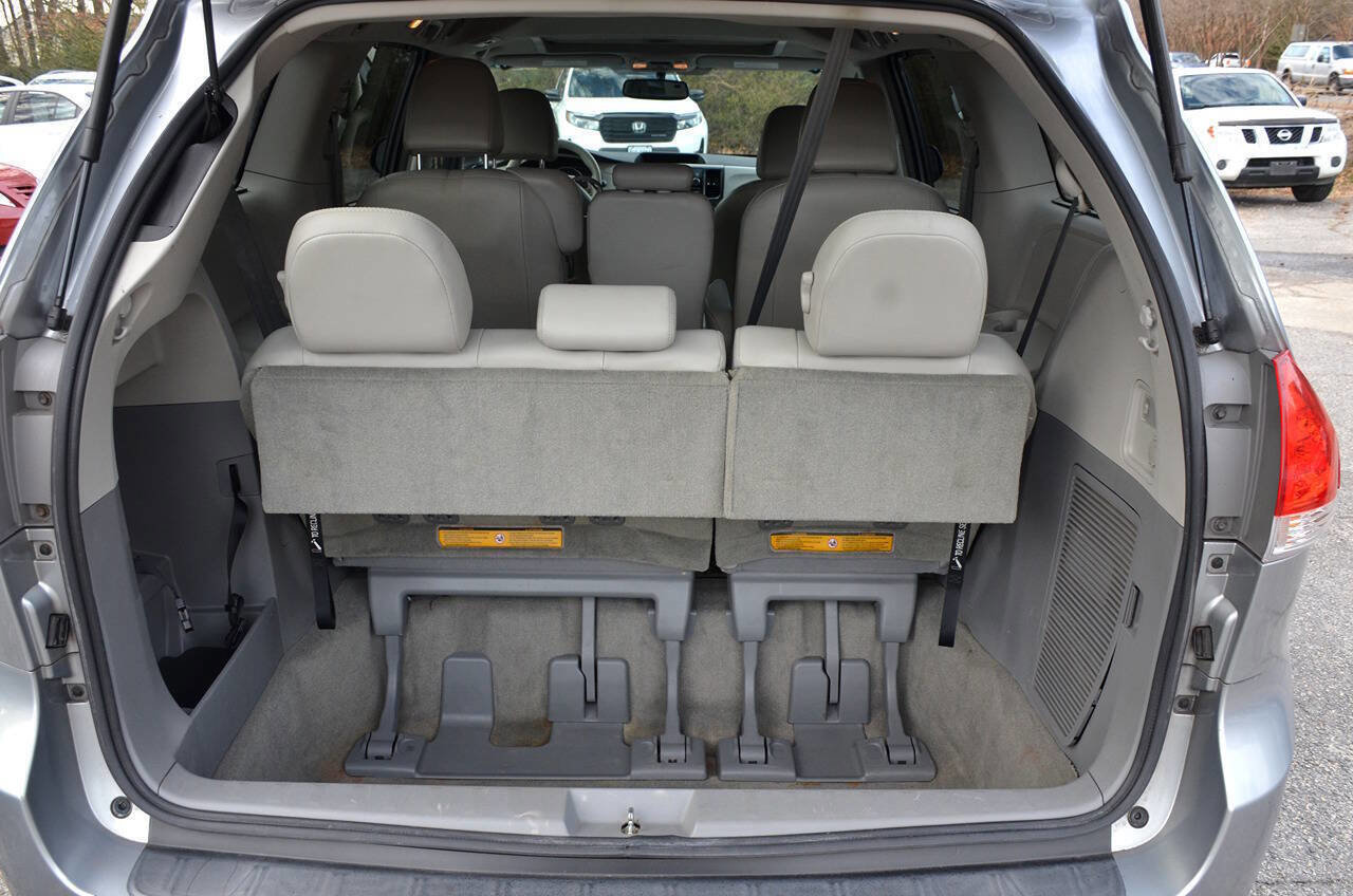 Used 2013 Toyota Sienna XLE image 9
