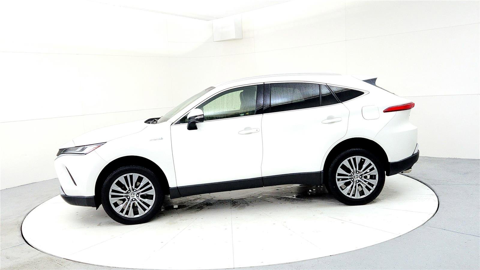 Used 2021 Toyota Venza Limited image 3