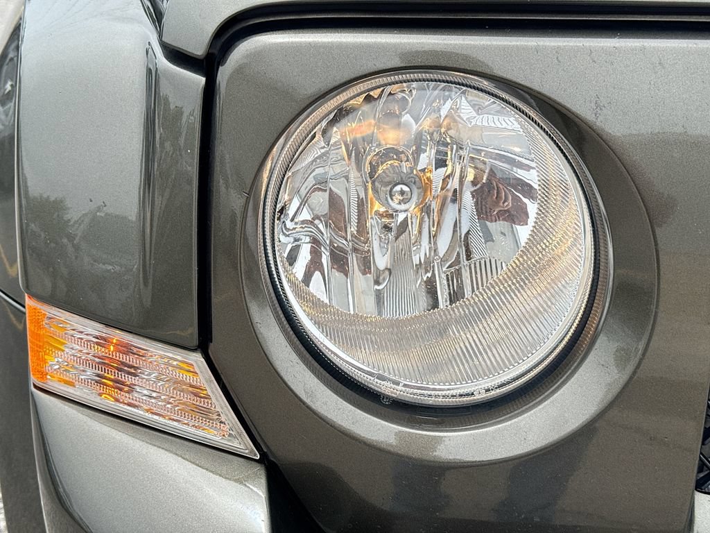 Used 2015 Jeep Patriot High Altitude FWD image 33