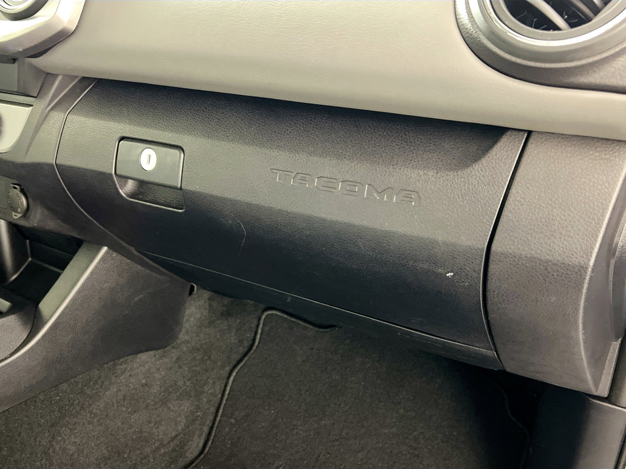 Used 2020 Toyota Tacoma SR5 w/ SR5 Appearance Package (SM) image 34