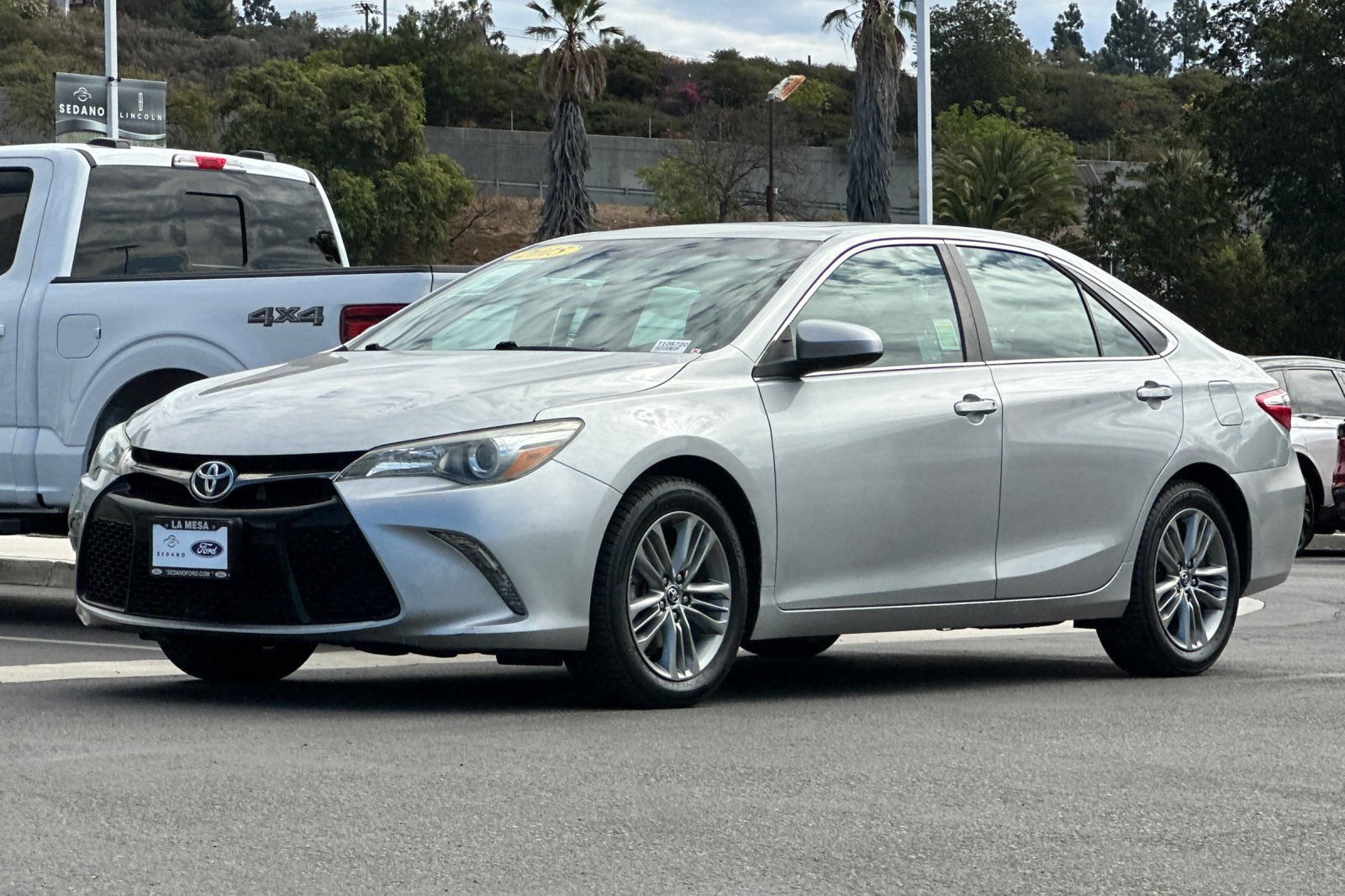 Used 2015 Toyota Camry SE w/ Moonroof Package FWD image 7