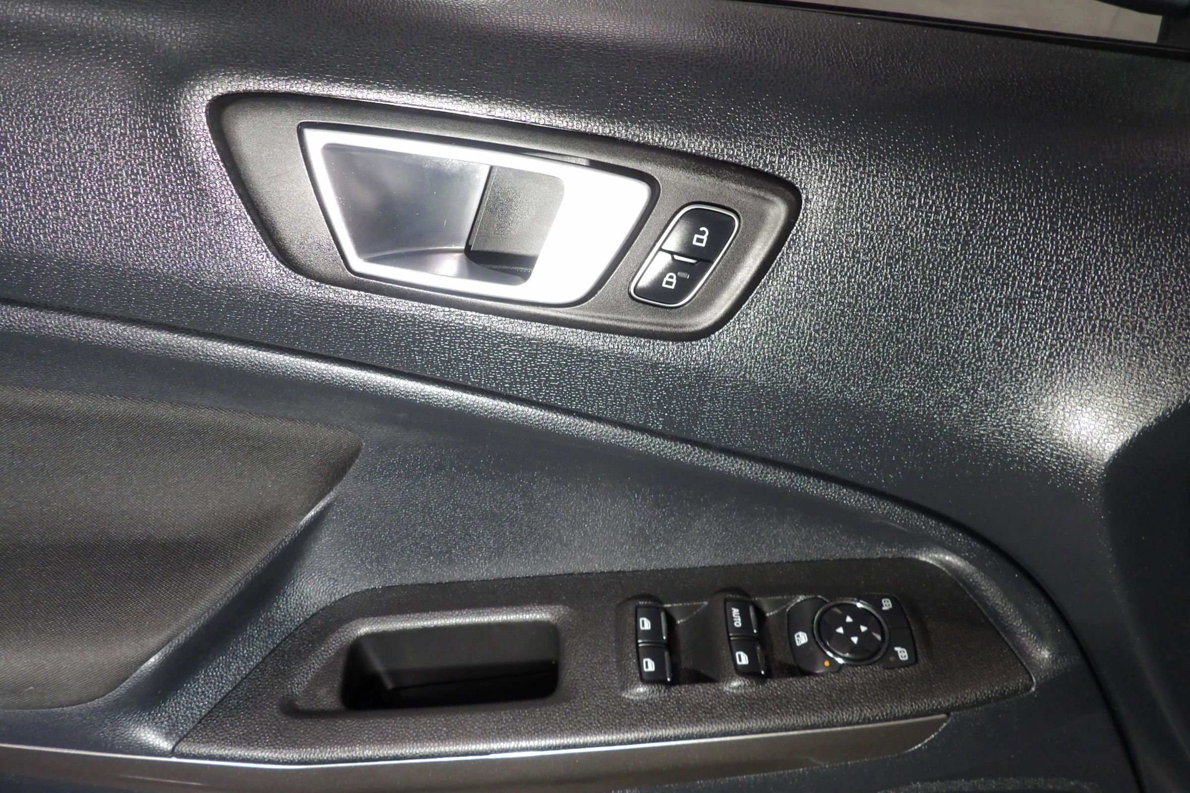 Used 2018 Ford EcoSport SE image 9