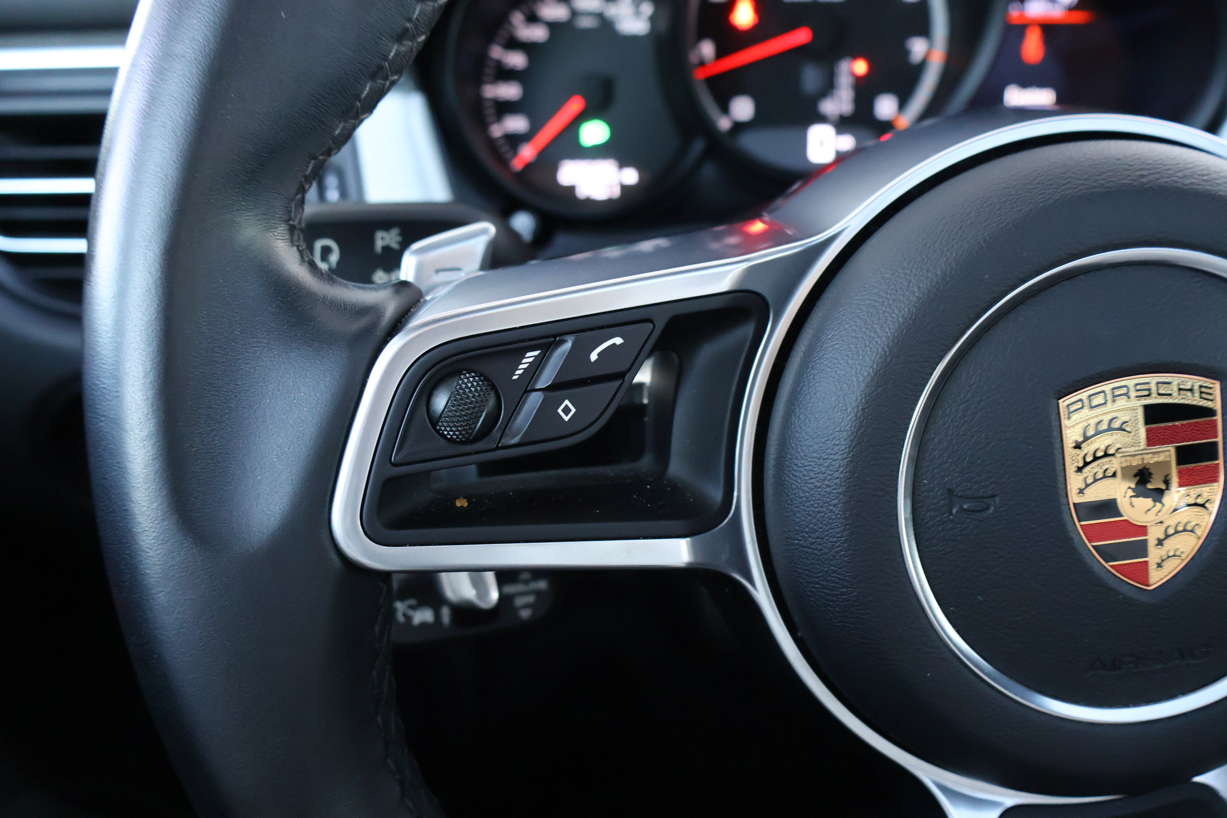 Used 2020 Porsche Macan Turbo AWD/4WD image 37