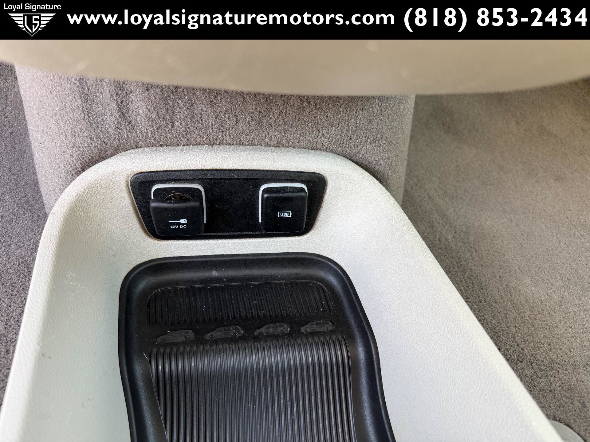 Used 2017 Chrysler Pacifica Touring-L w/ Tire & Wheel Group FWD image 24