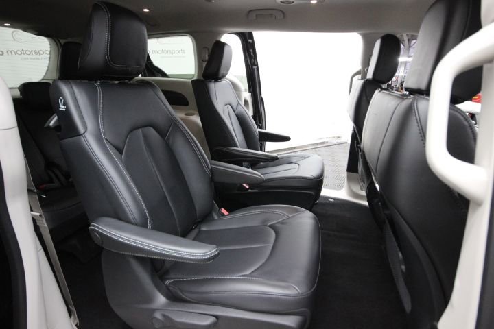 Used 2023 Chrysler Pacifica Touring-L image 28