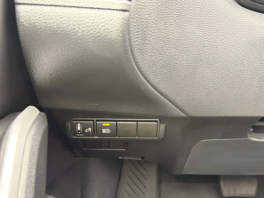 Used 2025 Toyota Corolla Cross LE FWD image 28