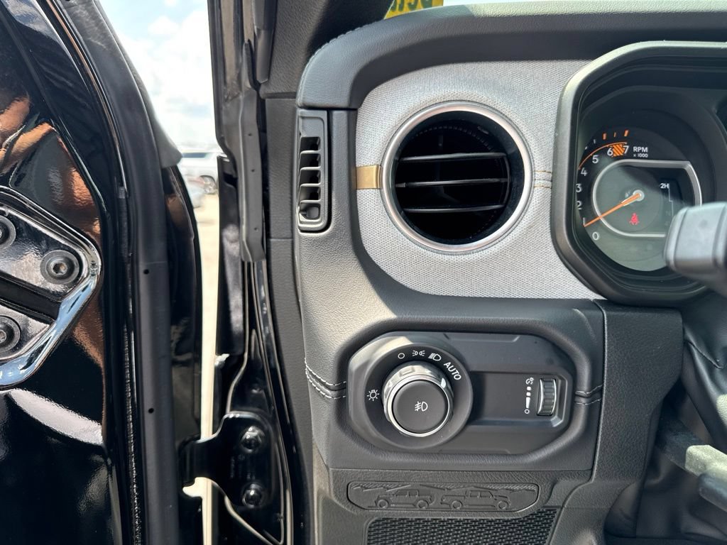 Used 2025 Jeep Wrangler Unlimited Sahara AWD/4WD image 11