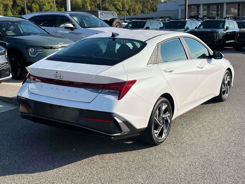 Used 2025 Hyundai Elantra SEL FWD image 25