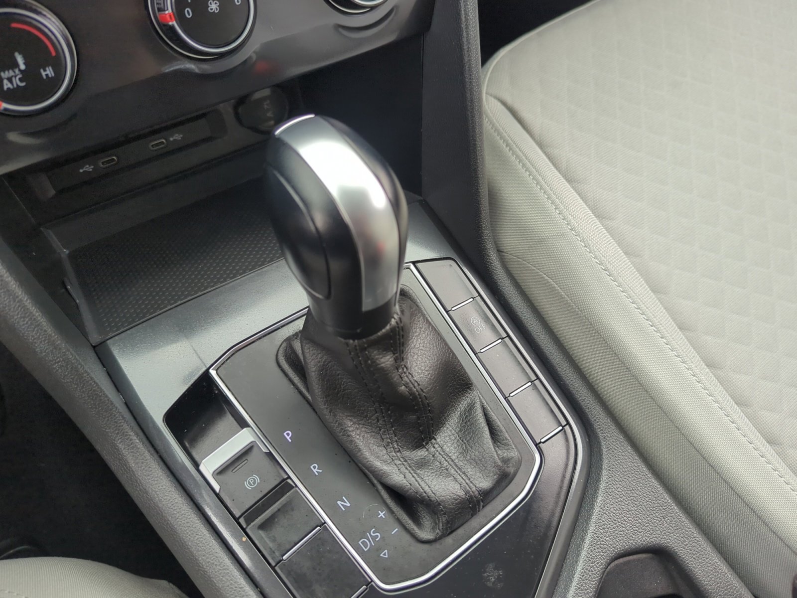 Used 2020 Volkswagen Tiguan S image 15