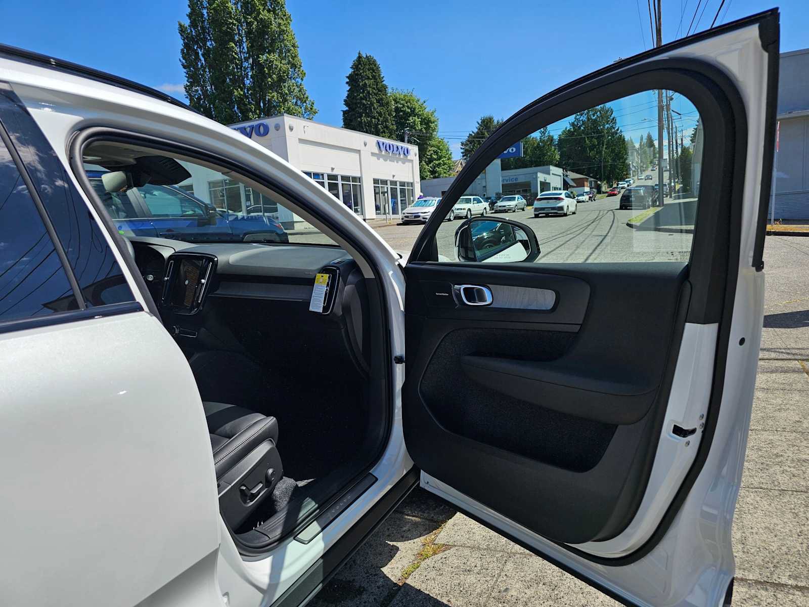 New 2026 Volvo XC40 B5 Plus w/ Climate Package AWD/4WD image 10