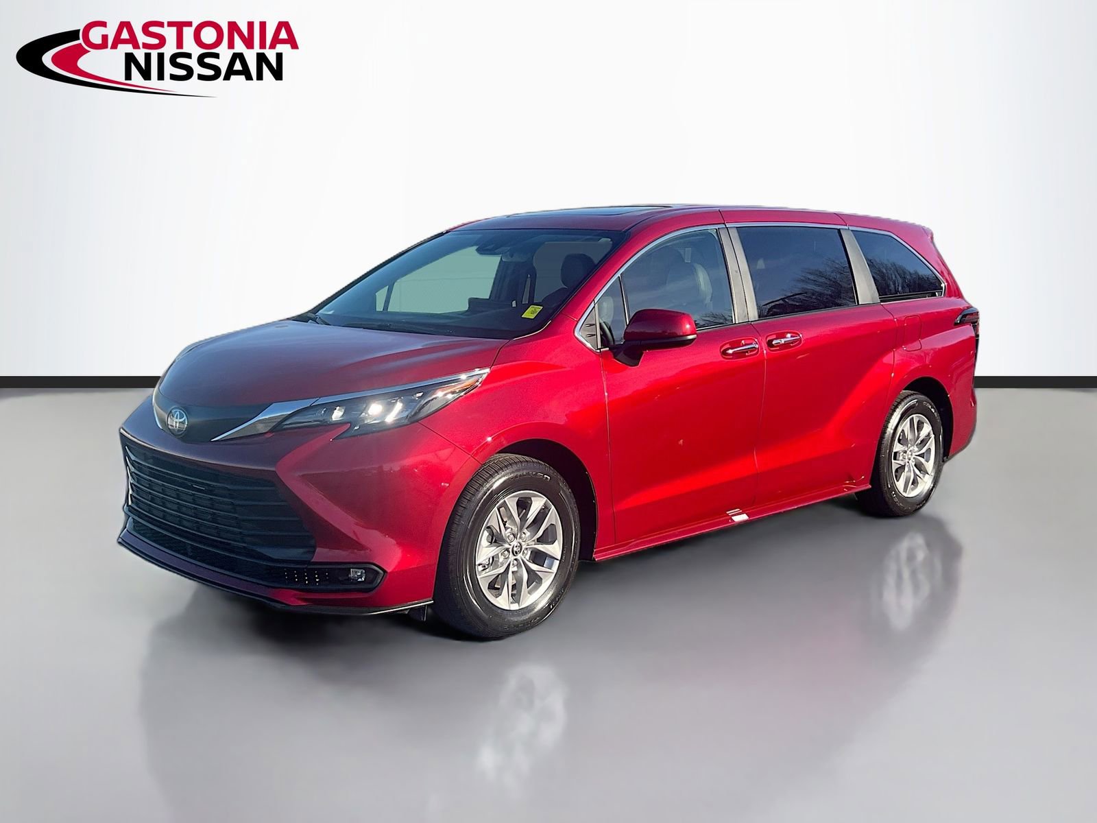 Used 2025 Toyota Sienna XLE image 3