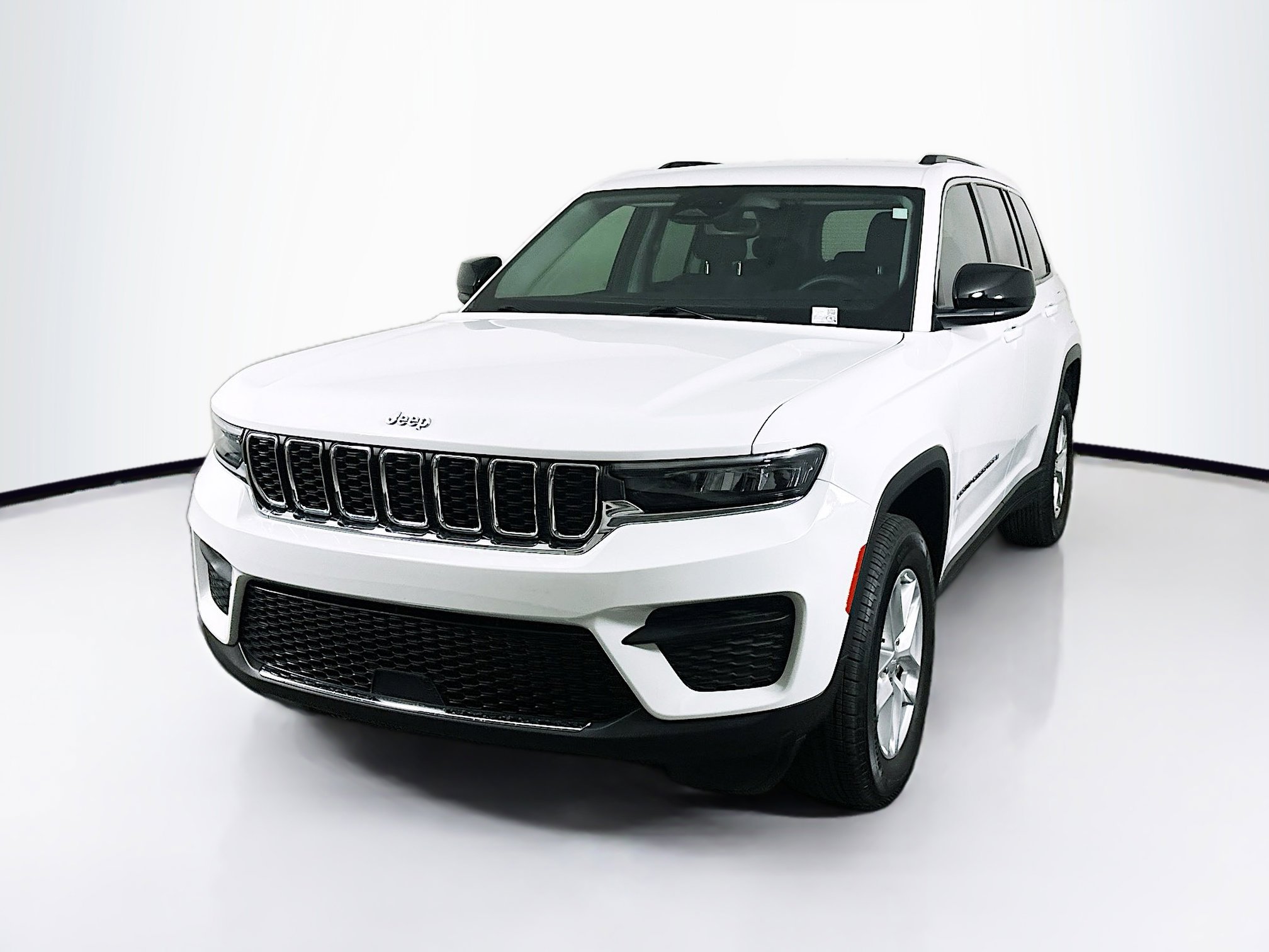 Used 2023 Jeep Grand Cherokee Laredo w/ Trailer Tow Prep Group (B) AWD/4WD image 3