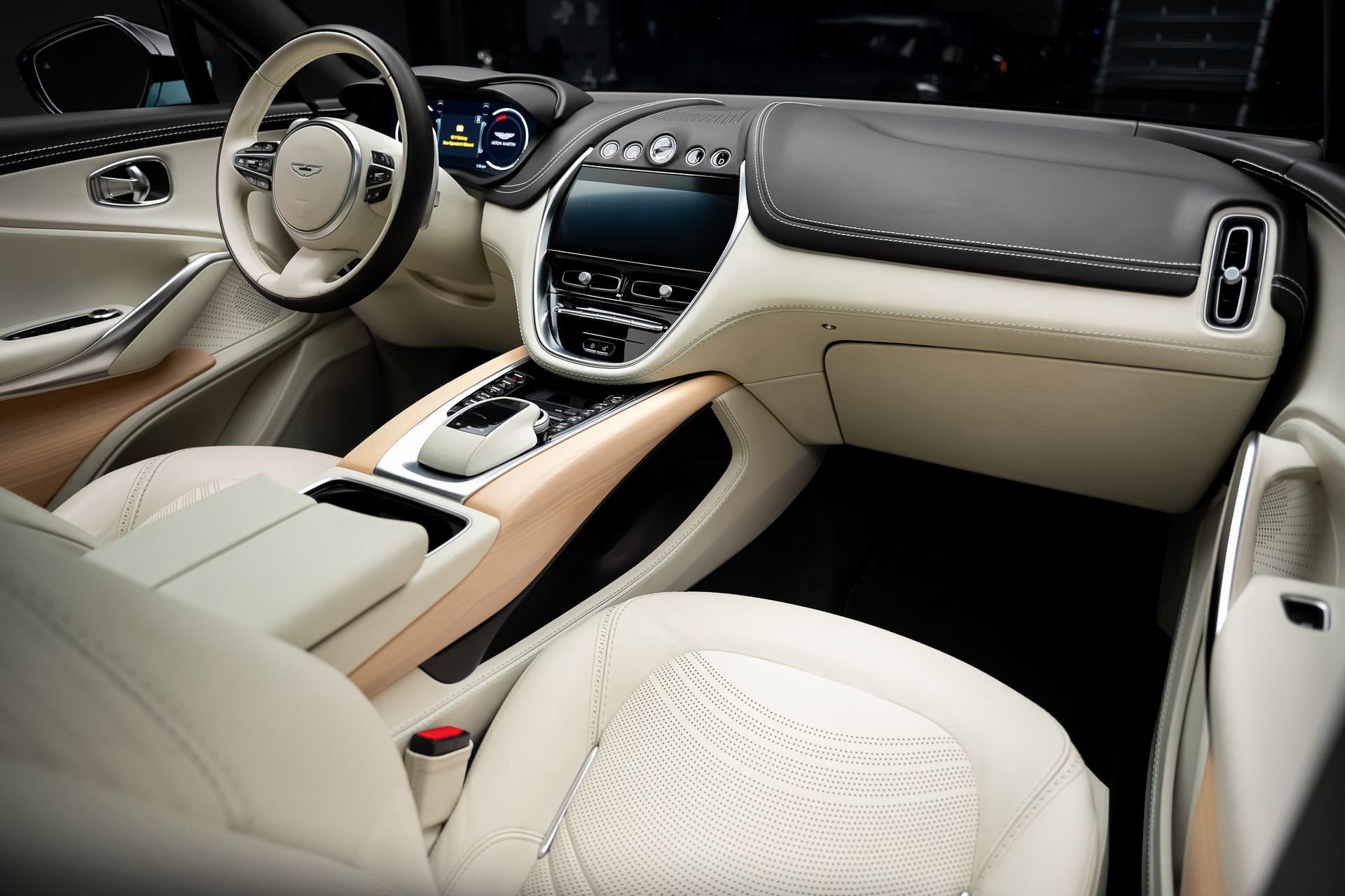 Used 2023 Aston Martin DBX AWD/4WD image 48