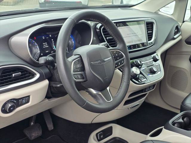 Certified 2023 Chrysler Pacifica Touring-L FWD image 11
