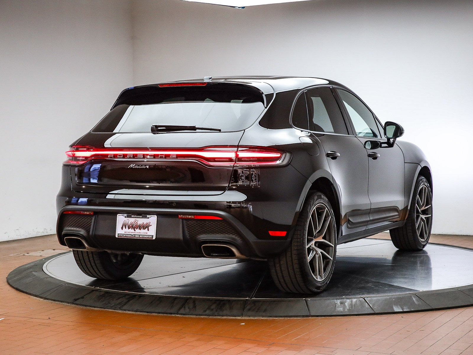 Certified 2025 Porsche Macan AWD/4WD image 6