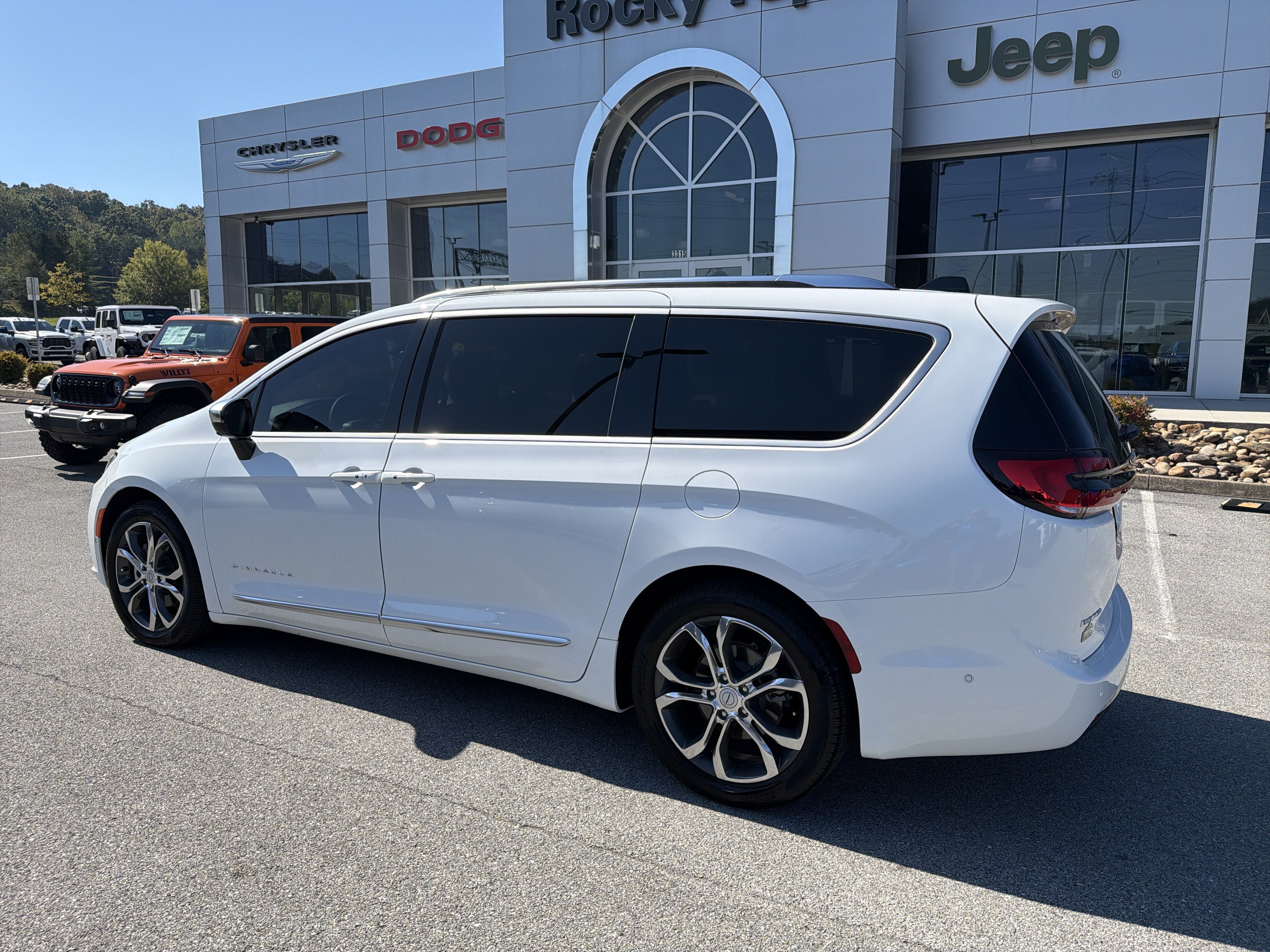 Used 2025 Chrysler Pacifica Pinnacle FWD image 10