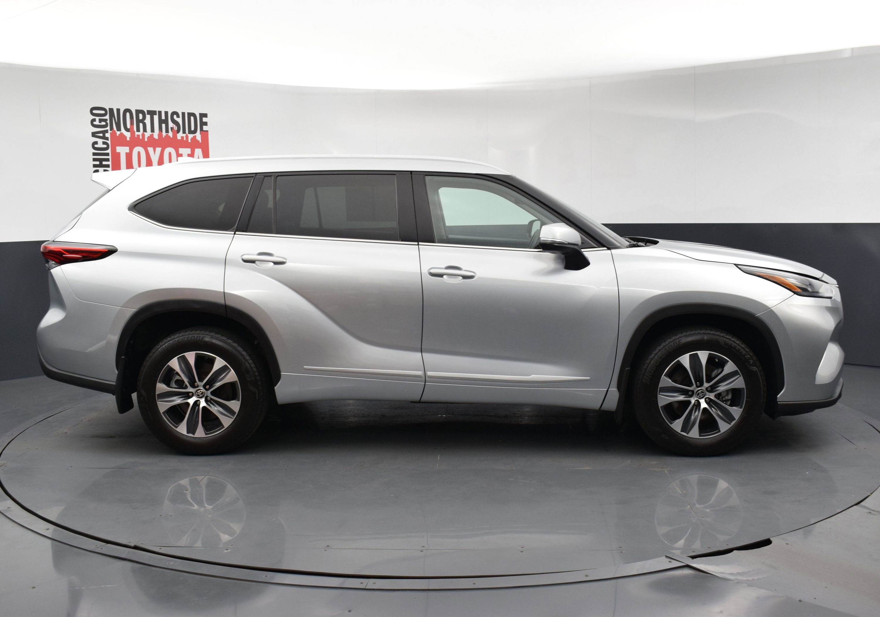 Used 2022 Toyota Highlander XLE AWD/4WD image 5