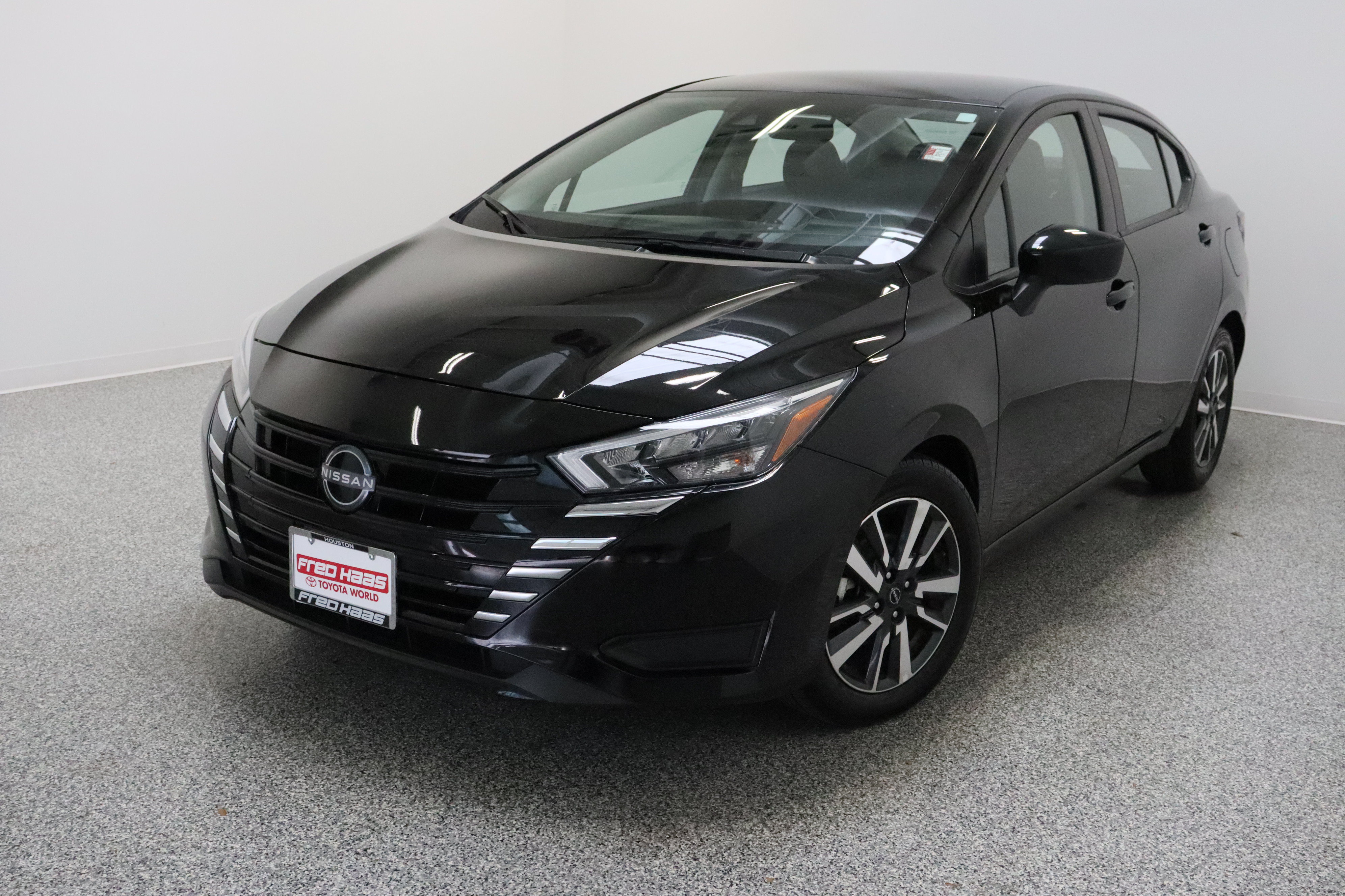 Used 2025 Nissan Versa SV FWD image 2