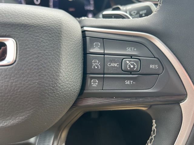 Used 2025 Jeep Grand Cherokee Altitude AWD/4WD image 19