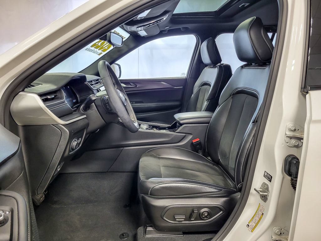 Used 2023 Jeep Grand Cherokee Altitude AWD/4WD image 9