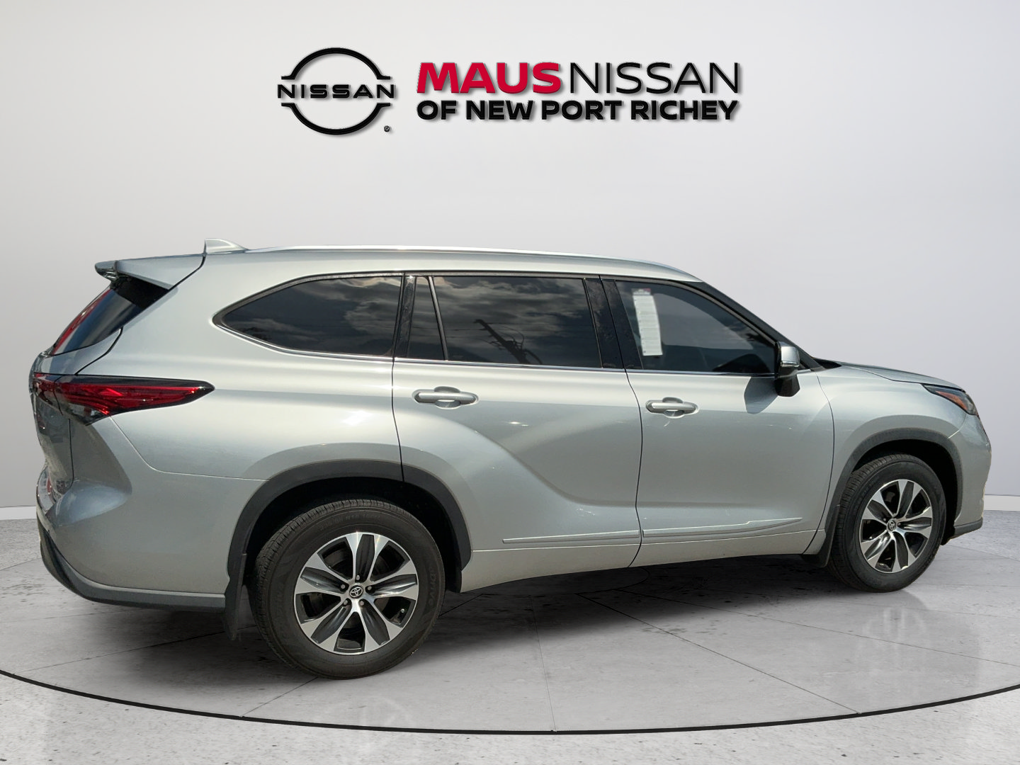 Used 2021 Toyota Highlander XLE AWD/4WD image 17