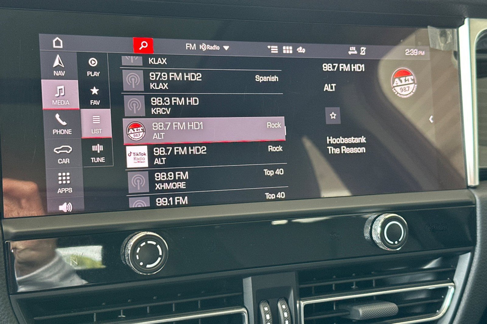 Certified 2023 Porsche Macan AWD/4WD image 18