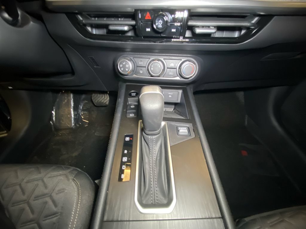 Used 2025 Nissan Kicks SV AWD/4WD image 12