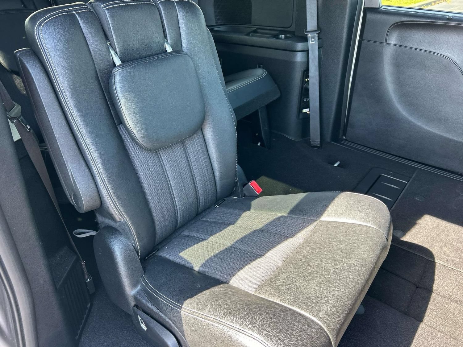 Used 2016 Chrysler Town & Country S w/ Driver Convenience Group FWD image 21