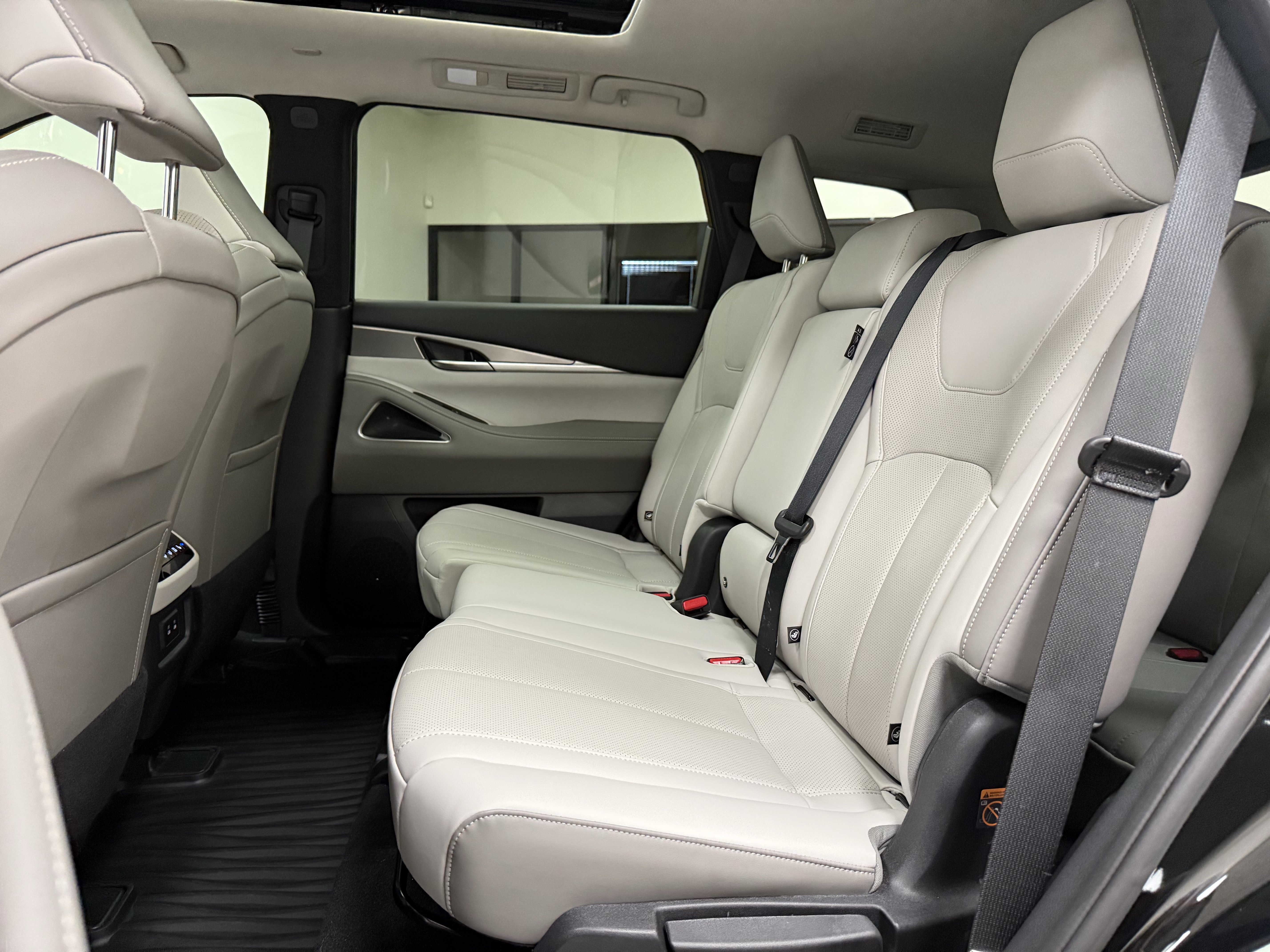 Used 2027 INFINITI QX60 Luxe w/ Cargo Package FWD image 16