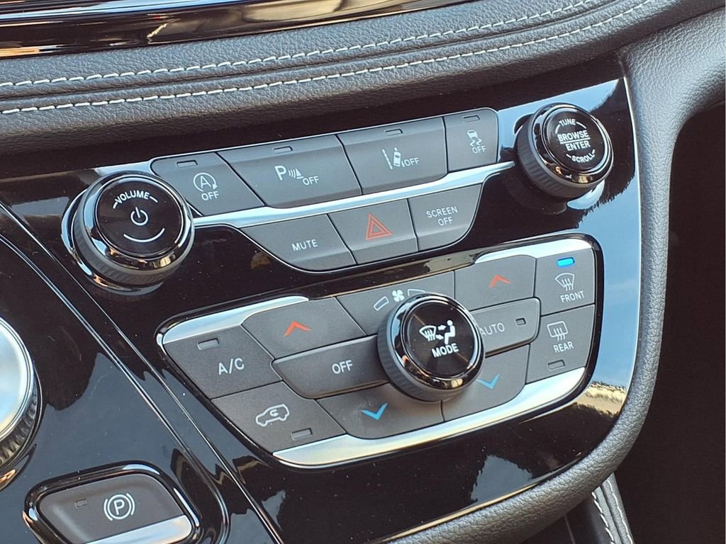 Used 2025 Chrysler Pacifica Limited image 8