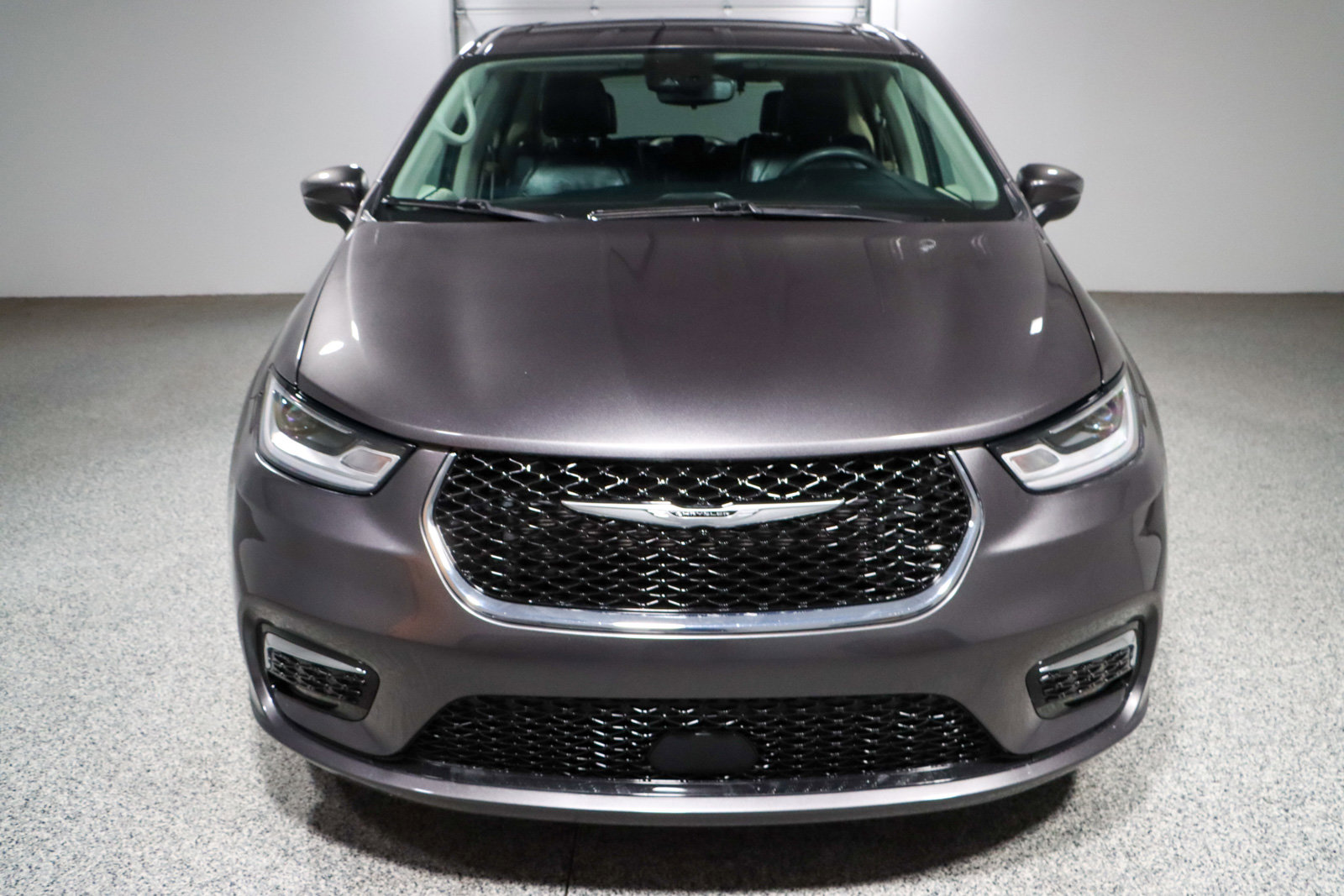 Used 2023 Chrysler Pacifica Touring-L image 4