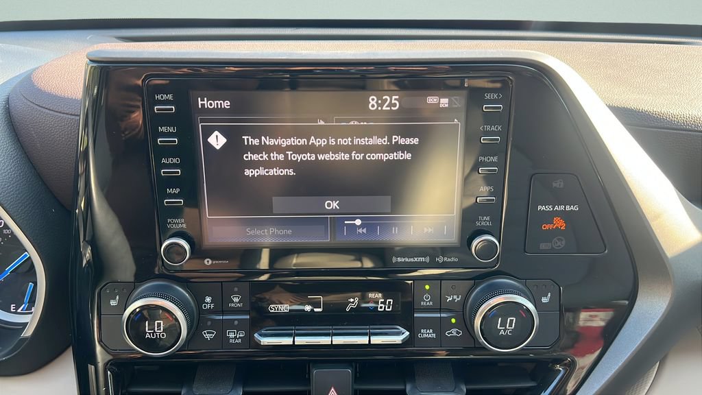 Used 2022 Toyota Highlander XLE FWD image 19