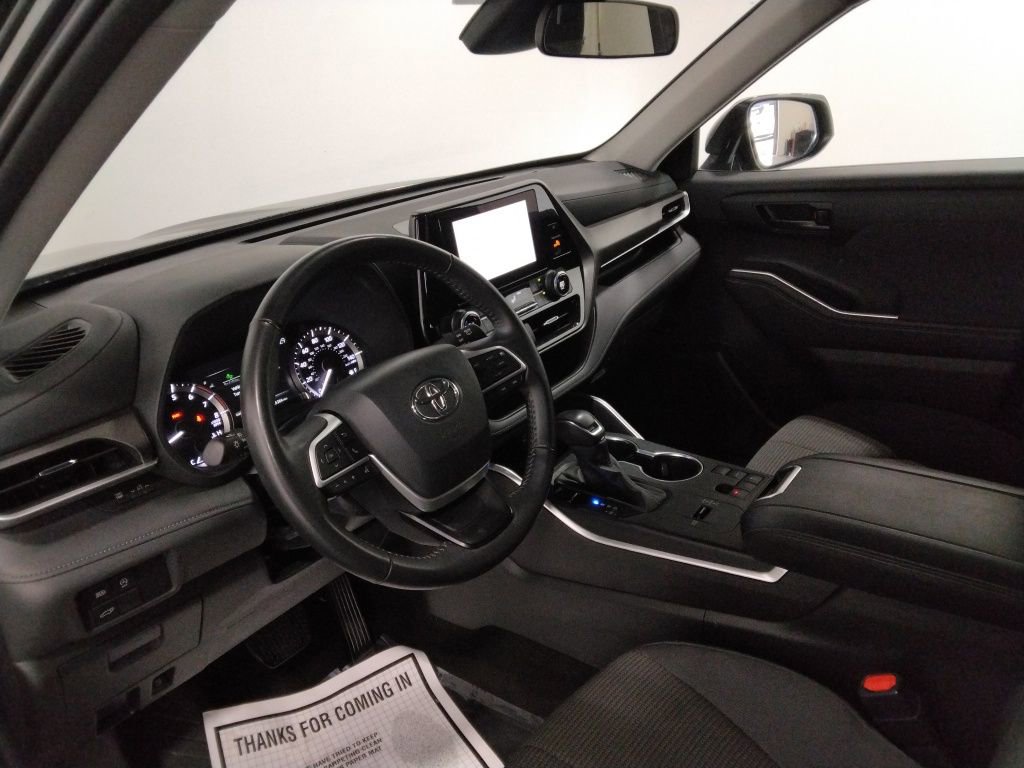 Used 2024 Toyota Highlander LE image 32