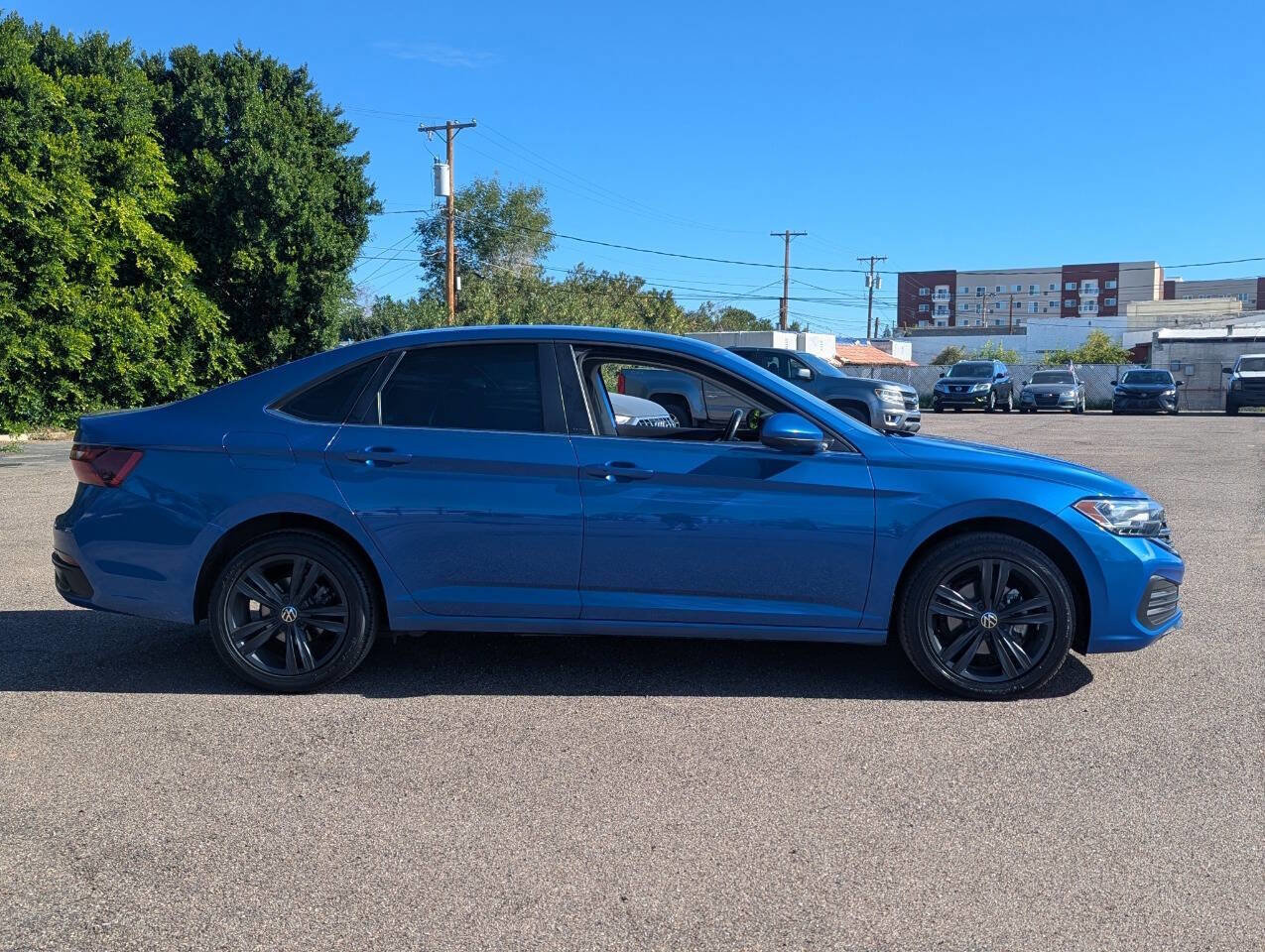 Used 2022 Volkswagen Jetta SE image 2