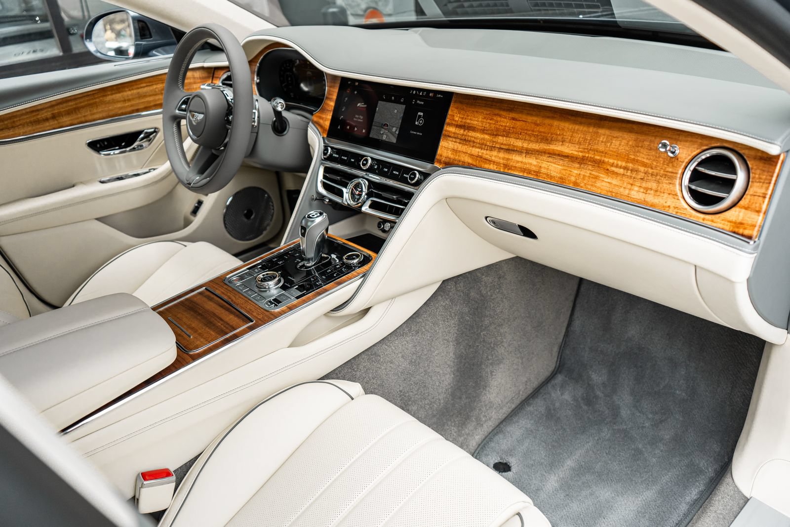 Certified 2026 Bentley Flying Spur Plug-In Hybrid AWD/4WD image 2