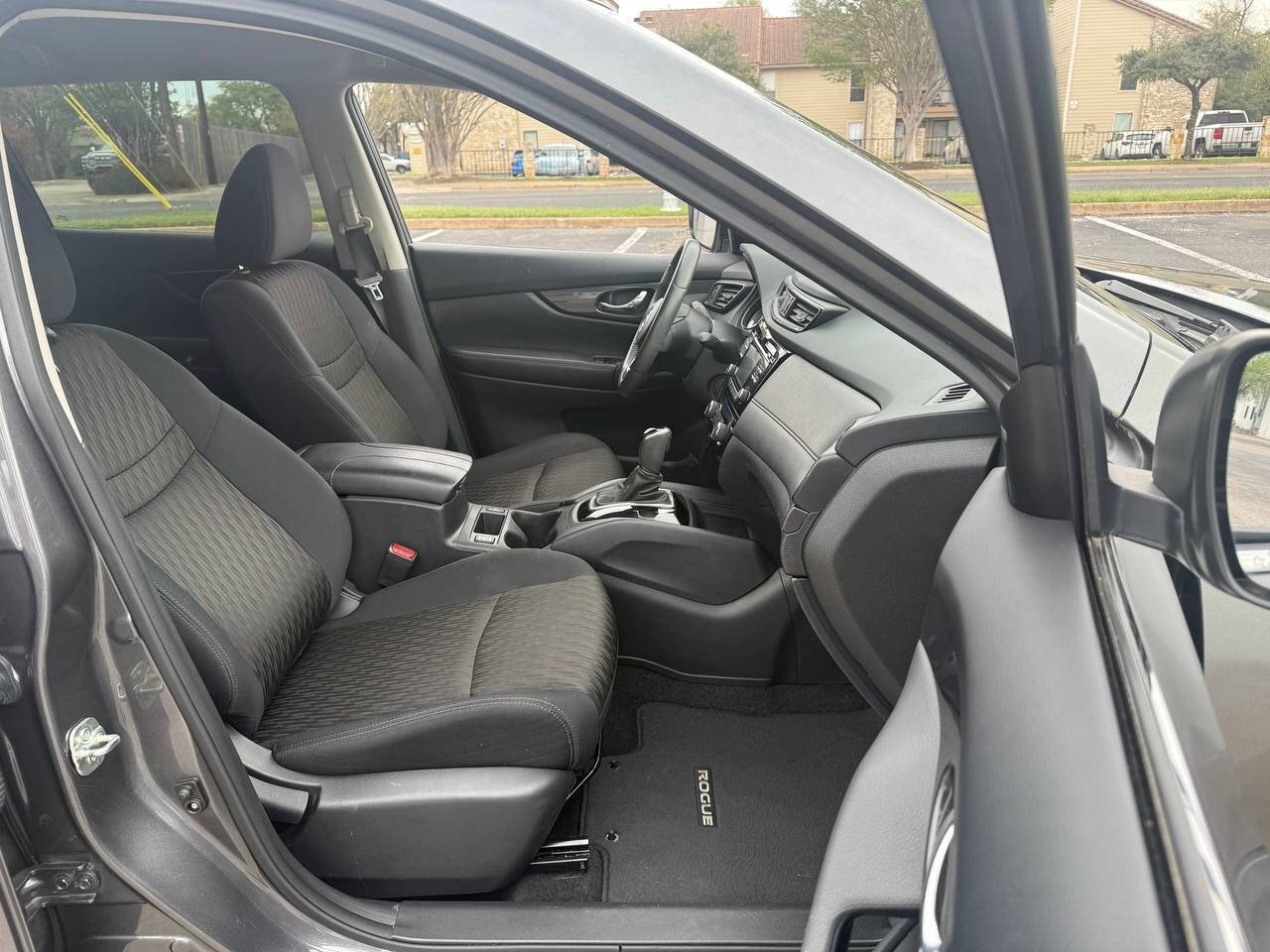 Used 2017 Nissan Rogue SV FWD image 13