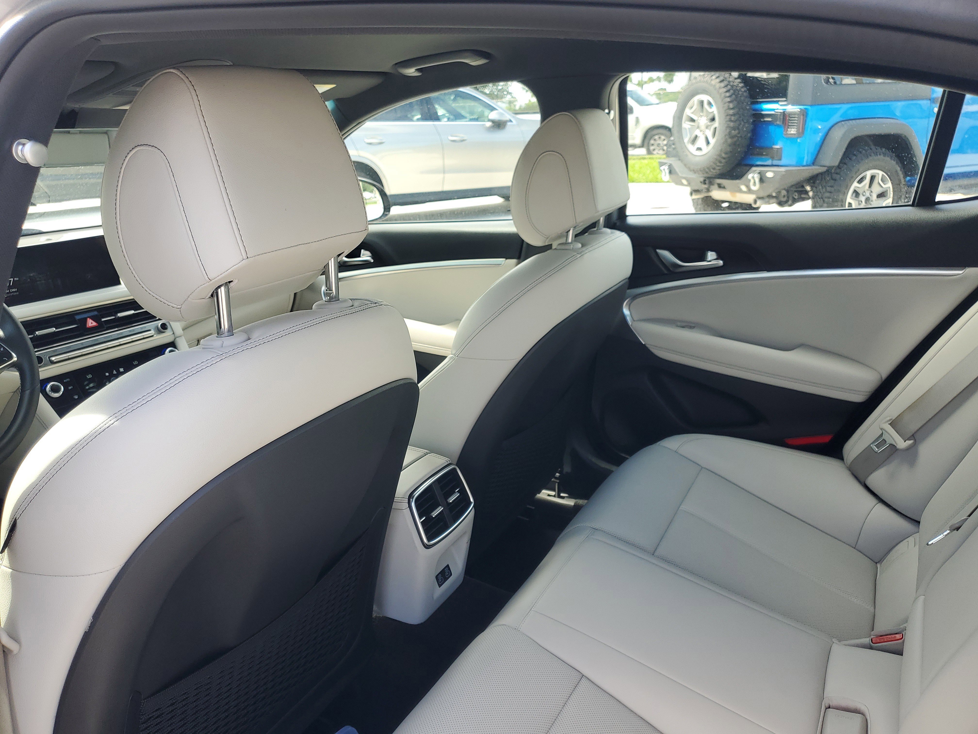 Used 2025 Genesis G70 2.5T image 17