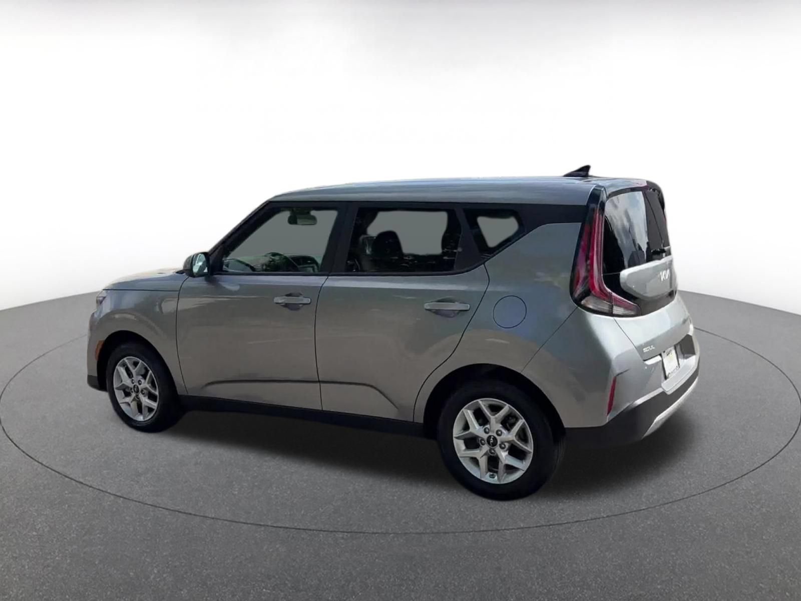 Used 2025 Kia Soul LX w/ LX Technology Package FWD image 10